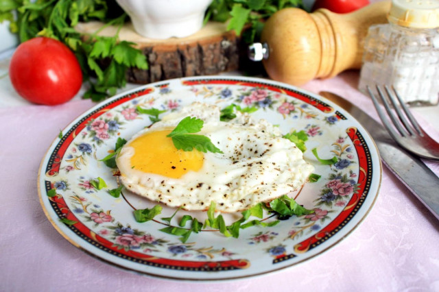 Fried eggs with herbs and black pepper