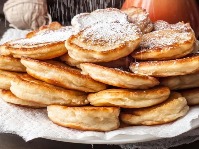 Simple yeast-free pancakes on kefir in a frying pan