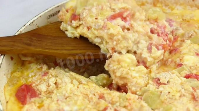 Pepper and tomato lecho with egg and minced meat