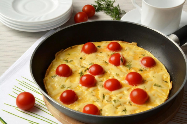 Omelet with cheese and cherry tomatoes