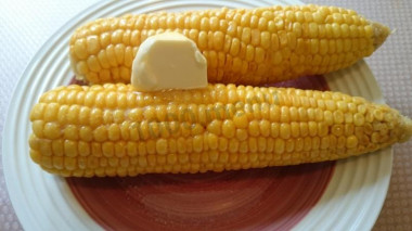 Boiled corn with butter