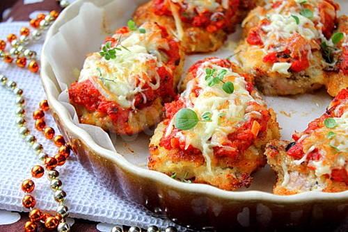 Boneless chicken thighs with vegetables and cheese
