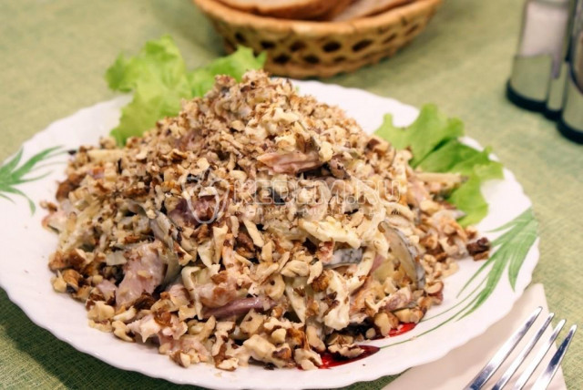 Salad with smoked chicken and walnuts Prince