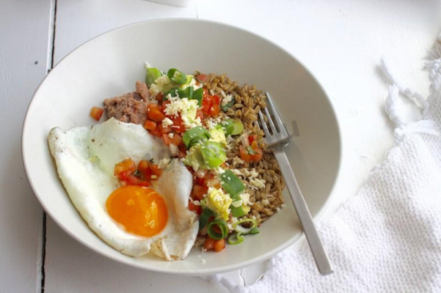 Scrambled eggs with sprouted oats and vegetables