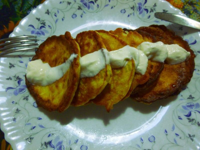 Squash and cottage cheese pancakes with oat flakes