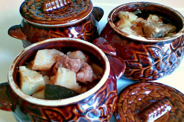 Potatoes with meat in a pot in a simple way