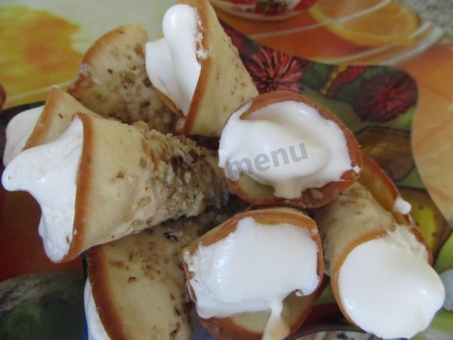 Tubes with protein cream and walnuts