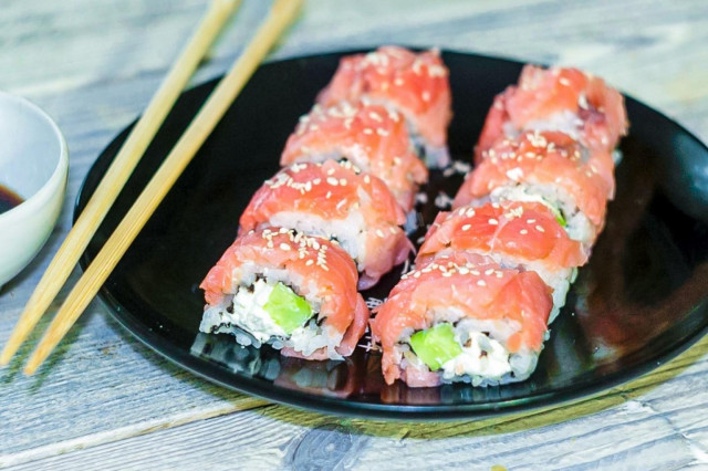 Philadelphia rolls with salmon at home