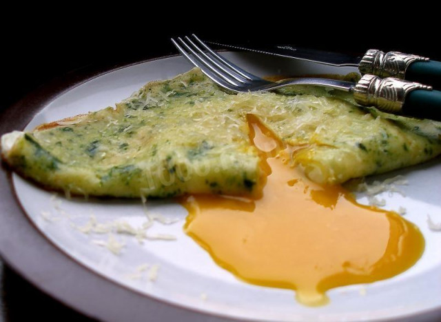 Scrambled eggs in spinach pancakes