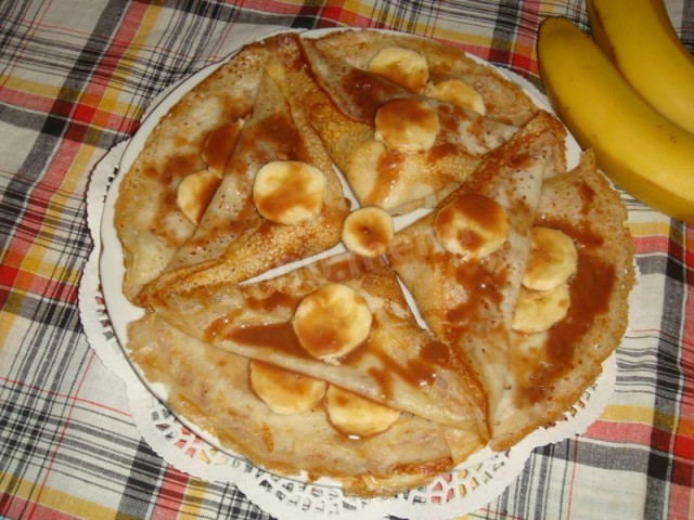 Custard pancakes with banana and chocolate