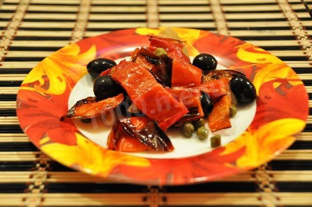 Bell pepper and onion in a grill pan with olives
