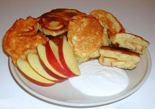 Apple pancakes on dry yeast without eggs on water