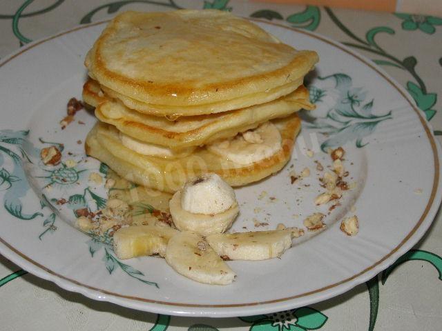 Pancakes with bananas and nuts