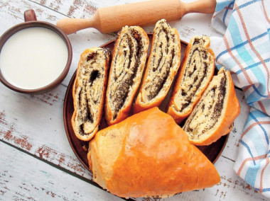 Roll with poppy seeds from yeast dough