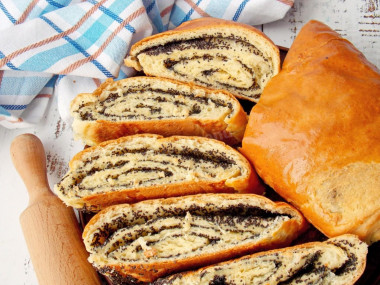 Roll with poppy seeds from yeast dough