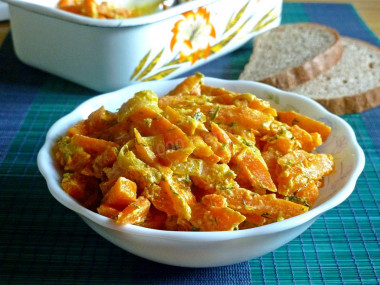 Stewed carrots with onions and sour cream