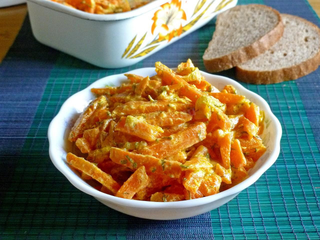 Stewed carrots with onions and sour cream