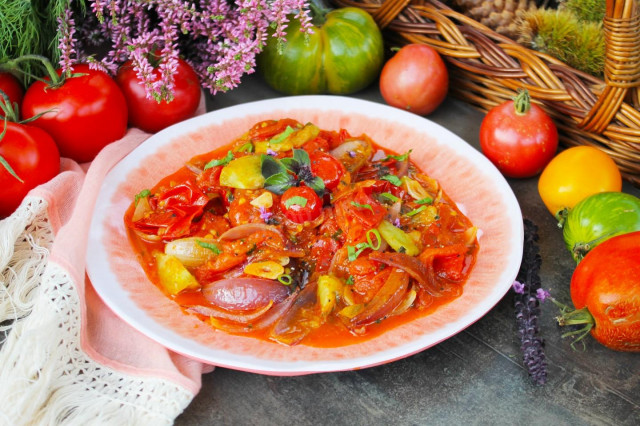 Stewed tomatoes with garlic and onions