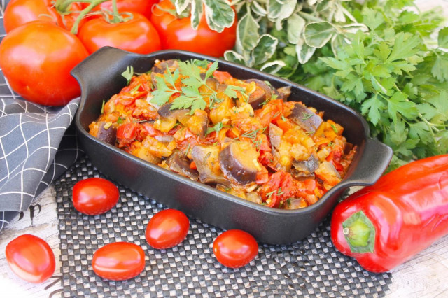Eggplant with bell pepper and tomatoes stewed