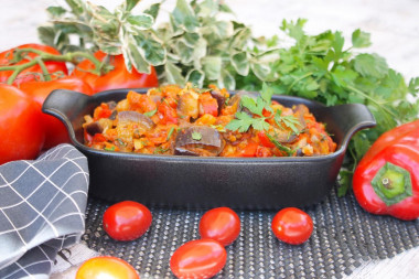 Eggplant with bell pepper and tomatoes stewed