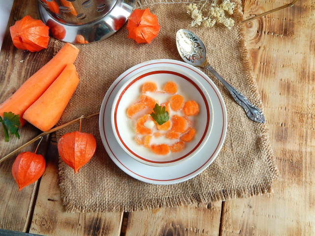 Carrots stewed in sour cream
