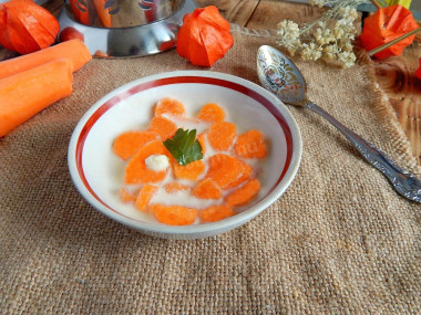Carrots stewed in sour cream