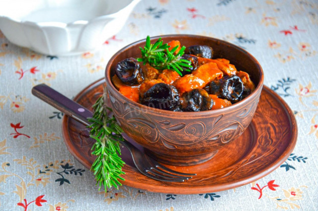 Beef stewed with prunes