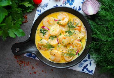 Shrimp in creamy garlic sauce with cheese