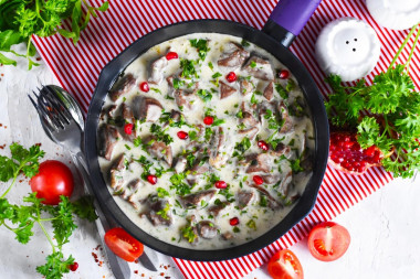 Beef stewed heart in sour cream