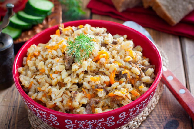 Pearl barley with stew in a slow cooker