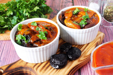 Stewed meat with prunes