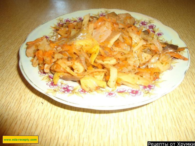 Fresh stewed cabbage with mushrooms