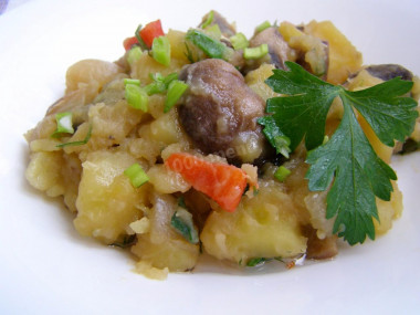 Stewed potatoes with mushrooms