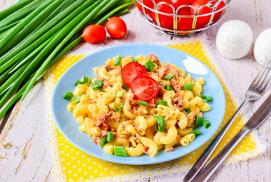 Navy pasta with stew in a slow cooker