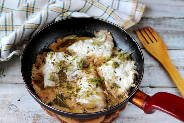 Fish stewed in sour cream