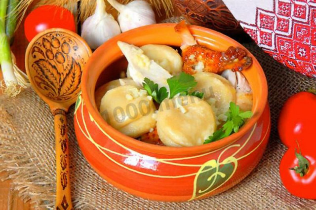 Dumplings with chicken and garlic stewed