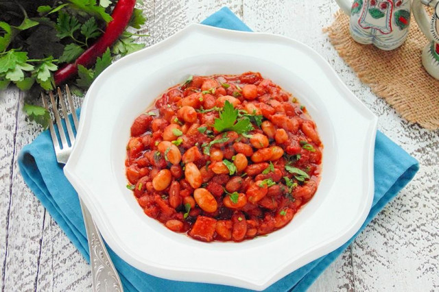 Stewed beans in a slow cooker