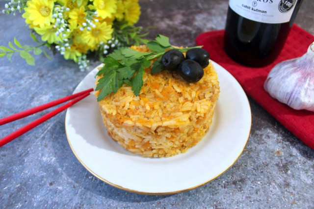 Stewed rice with minced turmeric, carrots and onions