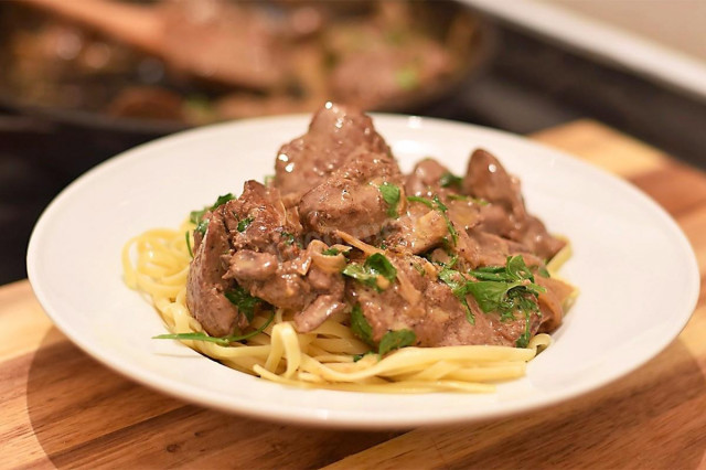 Pork liver stewed with sour cream