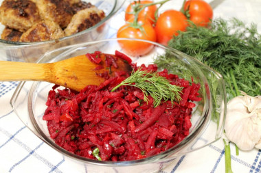 Stewed beetroot with tomatoes, garlic, carrots and onions