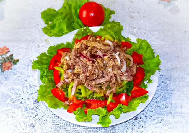 Beef salad, bell pepper and soy sauce