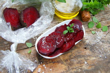How to quickly cook beets in a microwave in a bag