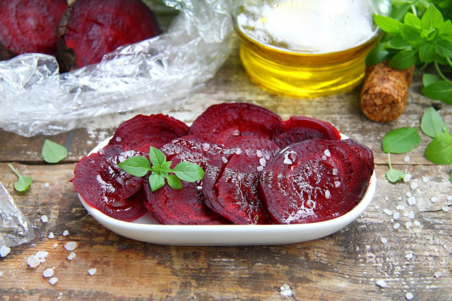 How to quickly cook beets in a microwave in a bag