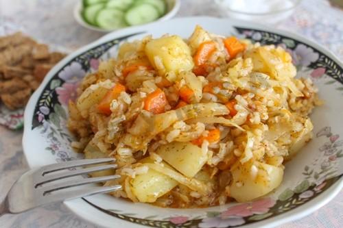 Stewed cabbage with rice and potatoes