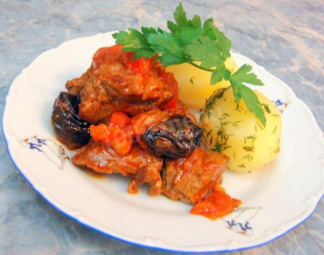 Beef stewed with pepper tomato paste and prunes