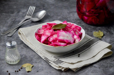 Cabbage with garlic and beetroot