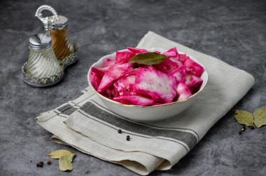 Cabbage with garlic and beetroot