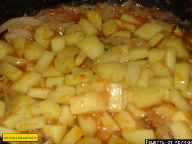 Stewed potato stew with cabbage and pasta in a frying pan