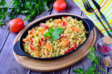 Bulgur with vegetables in a frying pan