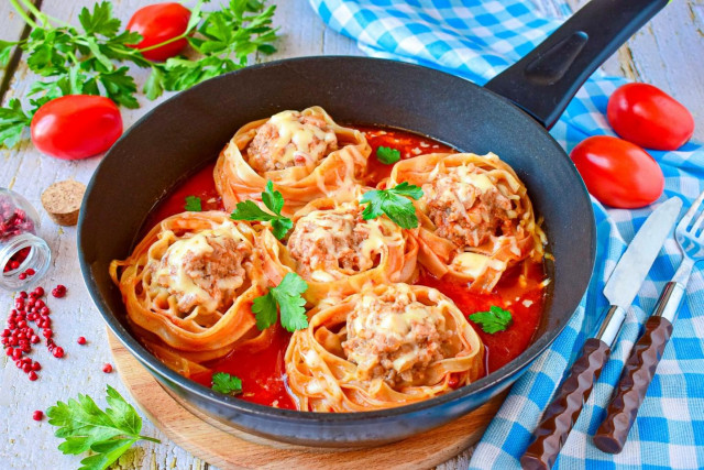 Pasta nests with minced meat in a frying pan